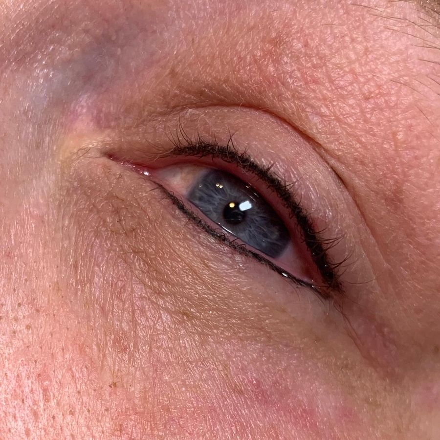Lash line enhancement eyeliner
