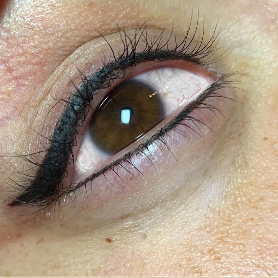 Top eyeliner with a wing and bottom lash line enhancement by Rema